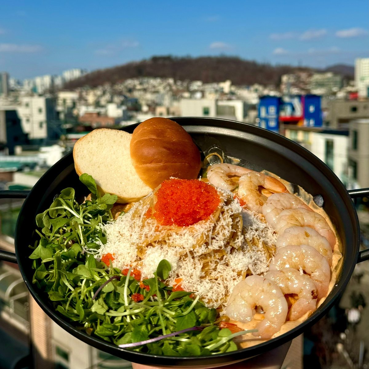 루프탑 야경을 배경으로 차려진 무채색 대표 메뉴