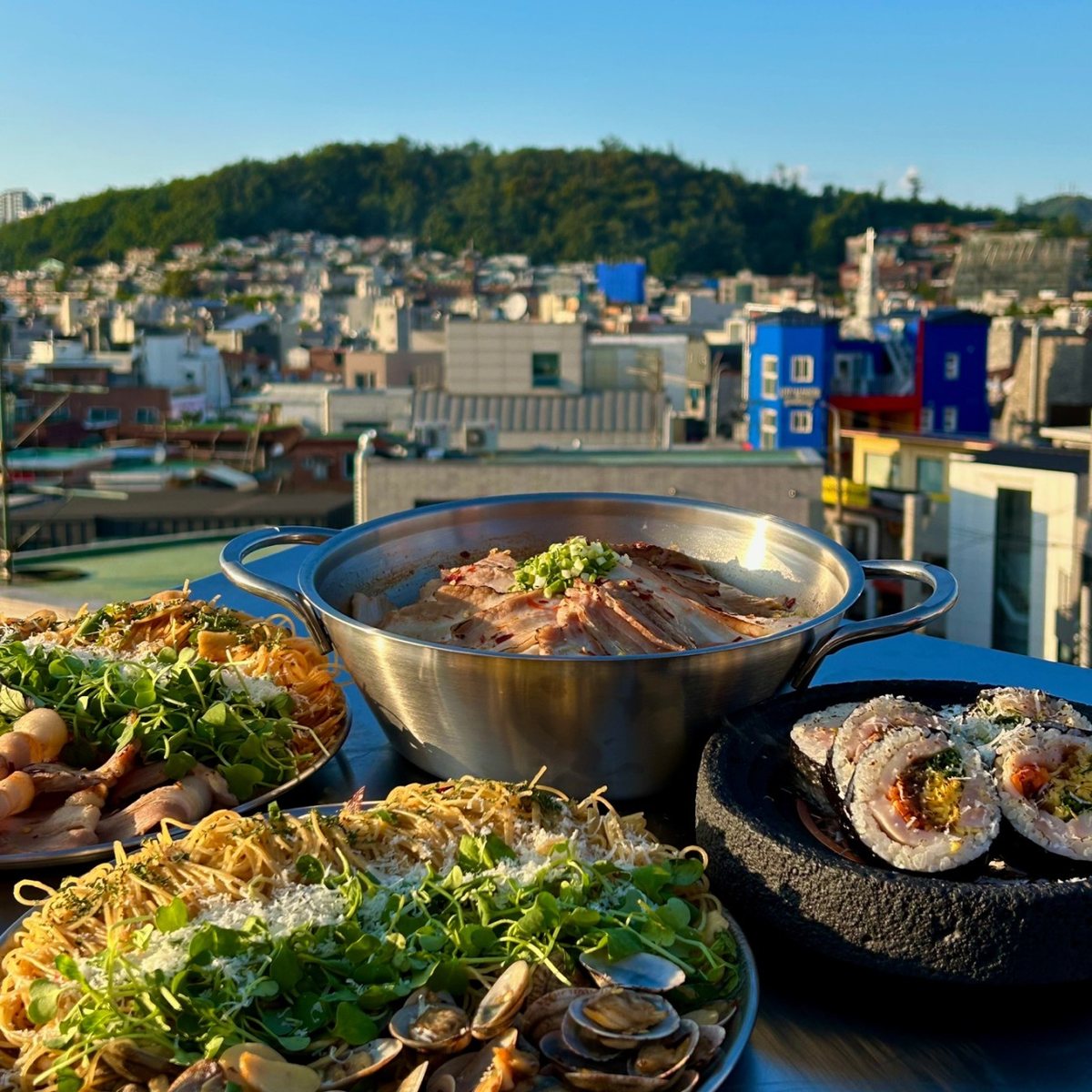 연남동 루프탑에서 바라본 도심 전경과 상차림
